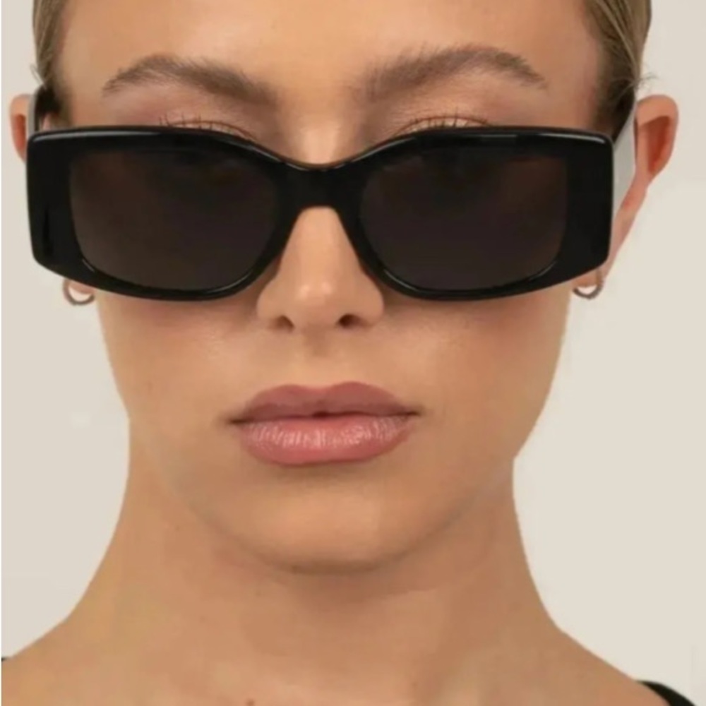NEW! OTRA Laia Black Rectangular Sunglasses Classic Frame - Picture 2 of 4